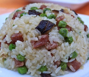 腊肠糯米饭的做法