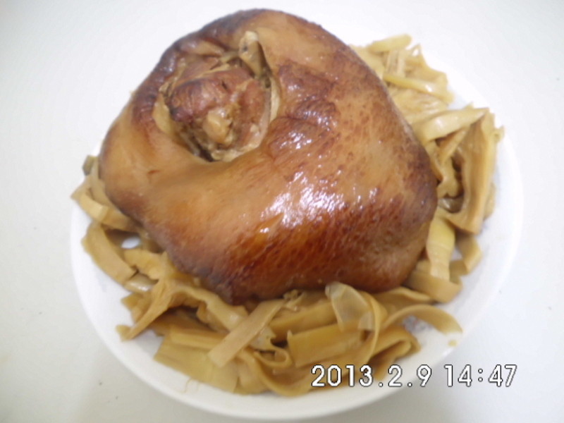 健康厨房 10分钟出年菜 笋丝闷蹄膀的做法