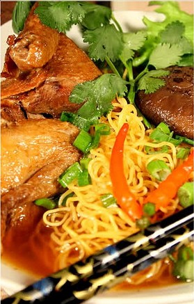 广式乳鸽鹵汤面的做法