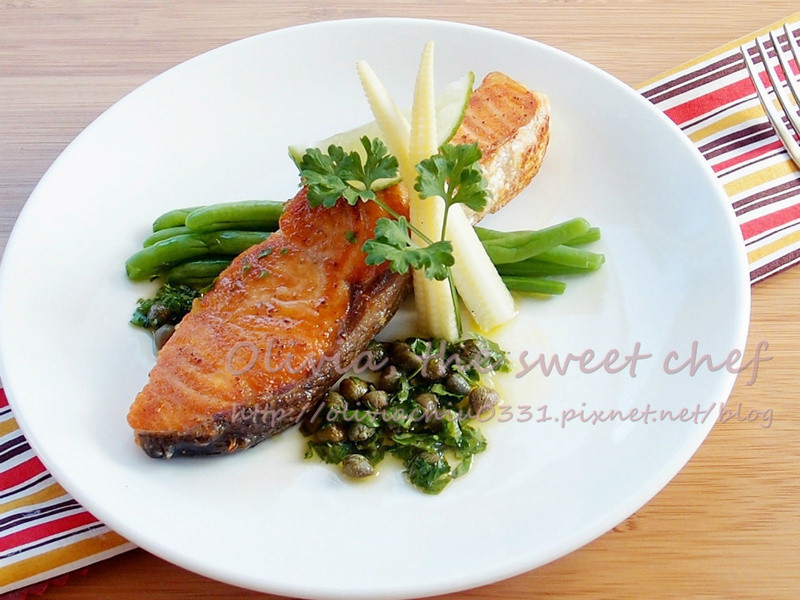 嫩煎鲑鱼佐柠檬香草酱汁的做法