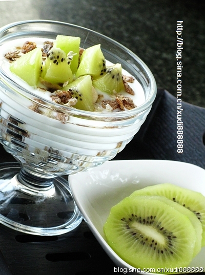 营养早餐献给爱美的女同胞--鲜果酸奶谷物麦片的做法