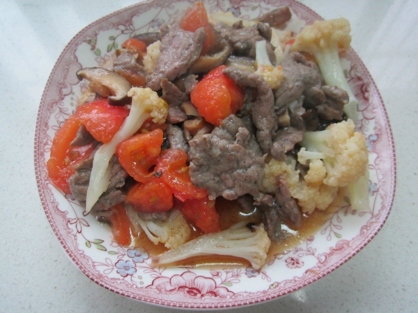 西红柿花菜香菇牛肉的做法