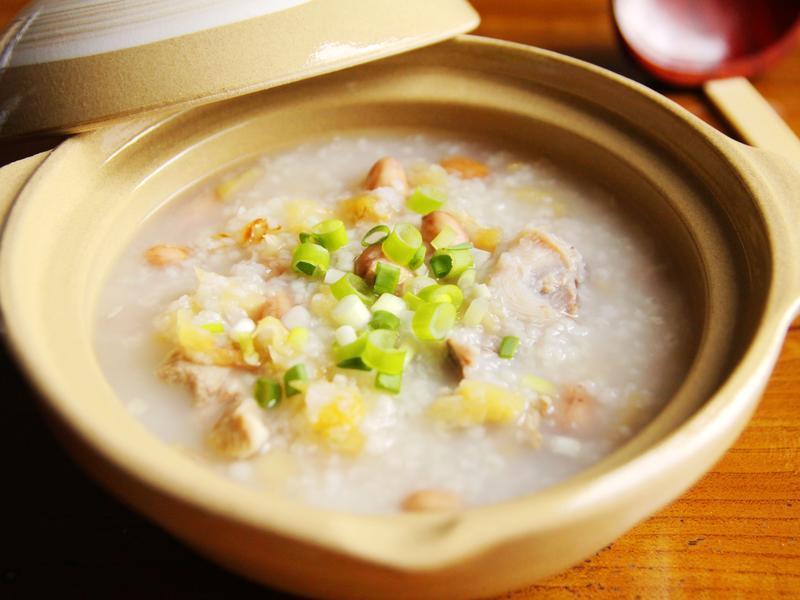 柴鱼花生猪骨粥的做法