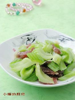 香肠炒西芹的做法