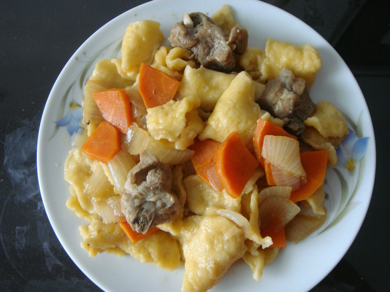 懒人做菜~酱油排骨面疙瘩的做法