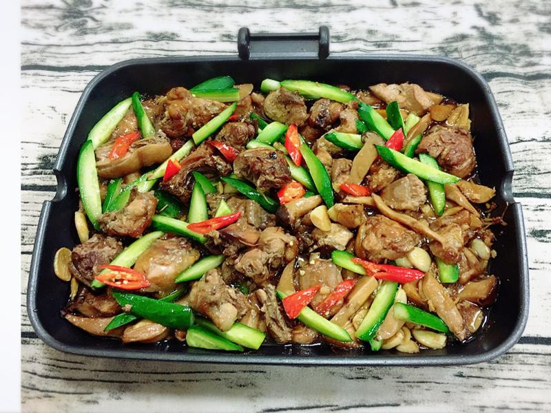 酱烧鸡烩杏鲍菇佐小黄瓜的做法