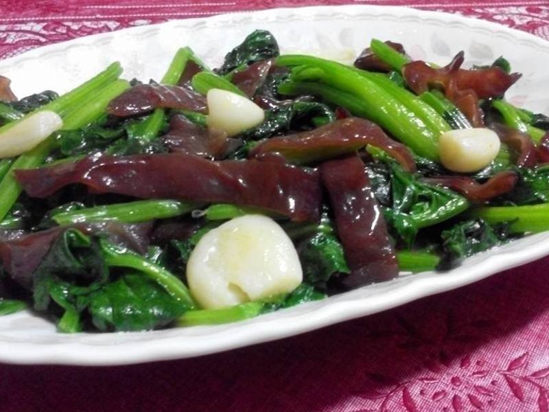 菠菜炒木耳的做法