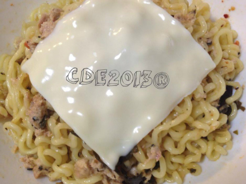 CDE 起司鲔鱼泡面的做法