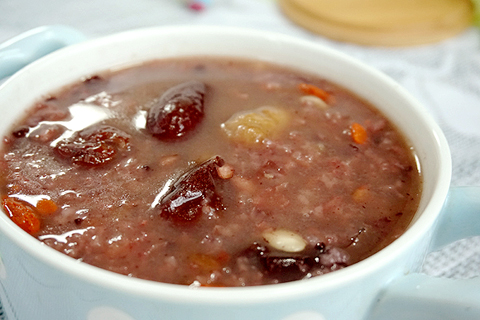 枣杞紫米八宝粽子粥的做法