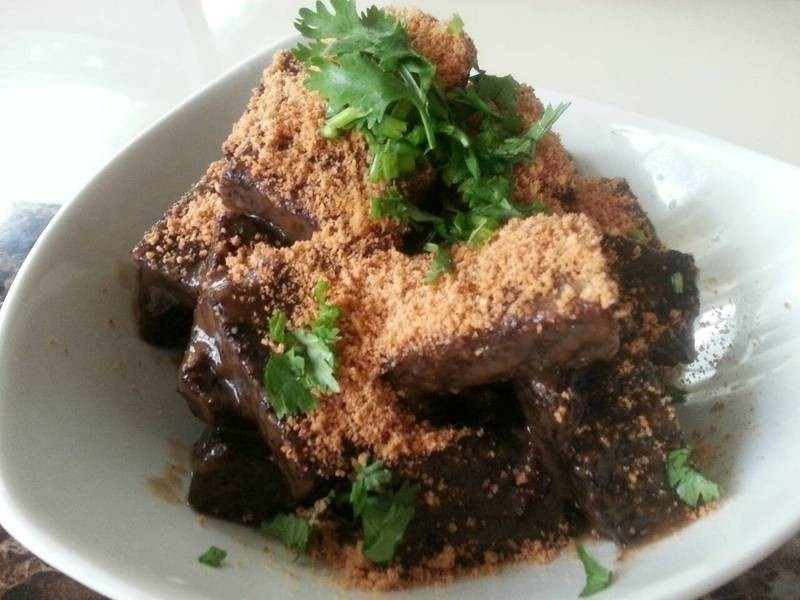 卤猪血糕佐花生粉的做法