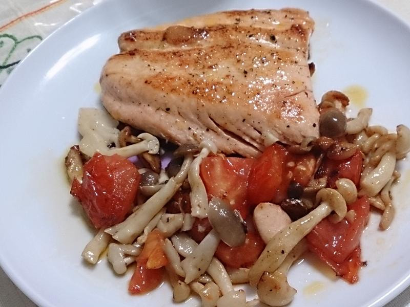 煎鲑佐蕃茄菇的做法