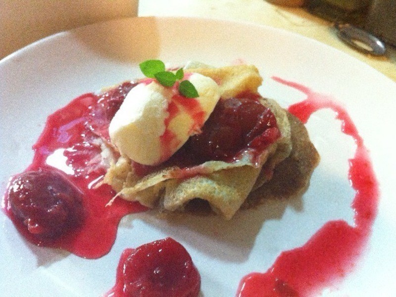 红藜薄饼佐糖煮李子的做法