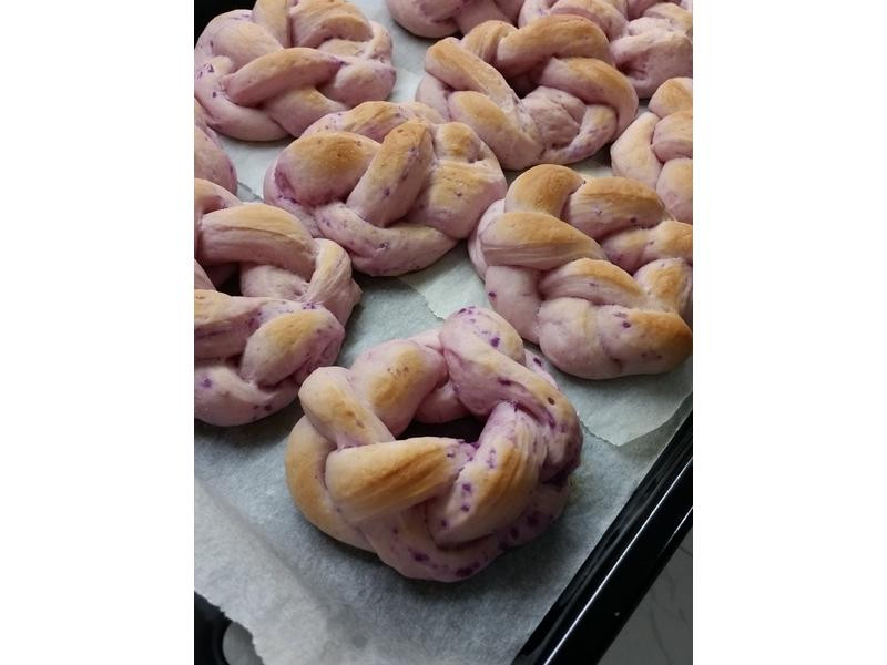 紫山药蜂蜜辫子花面包的做法