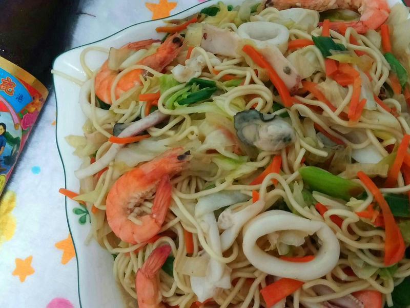 蒜苗海鲜炒面的做法