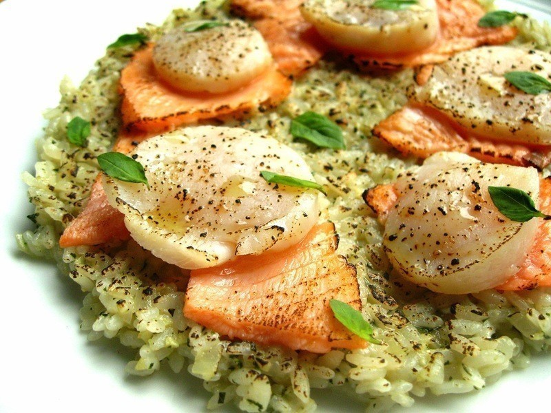 微炙干贝鲑鱼青酱炖饭的做法