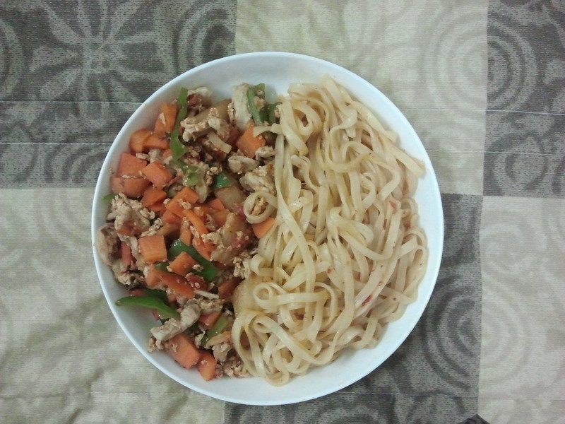 青椒番茄蛋炒肉丝劲面的做法