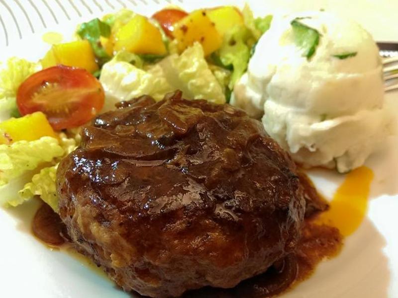 【 猪肉汉堡排佐洋葱蘑菇酱 】的做法