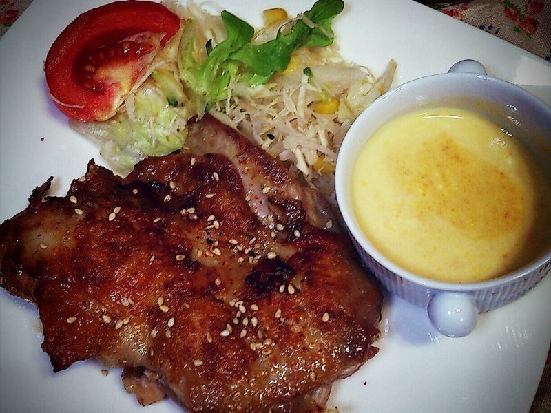 香煎鸡腿排佐酸桔优格沙拉的做法