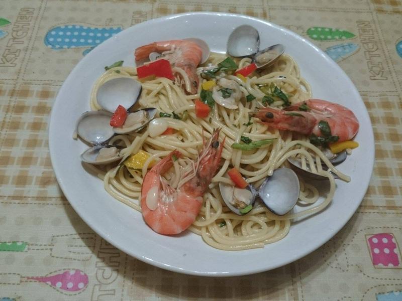 蒜味海鲜义大利面的做法