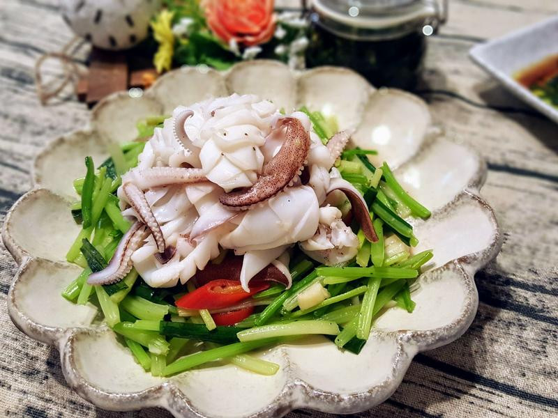 芹管炒中卷的做法