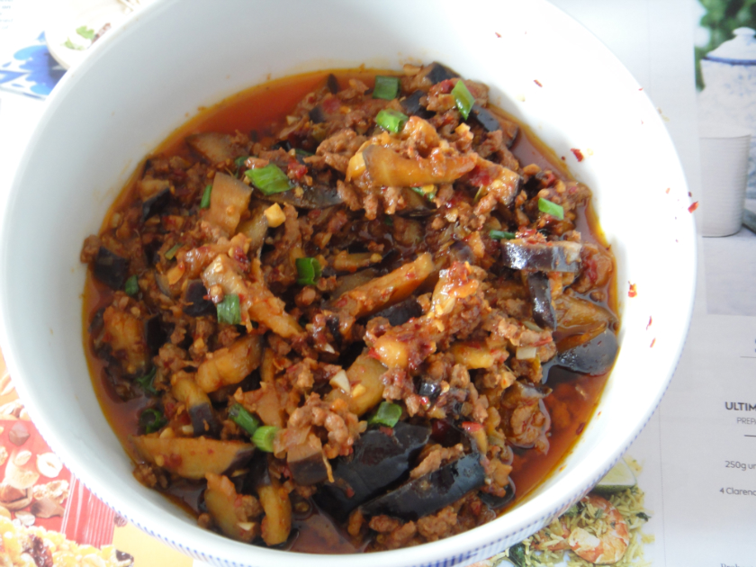 麻辣肉末茄子煲的做法