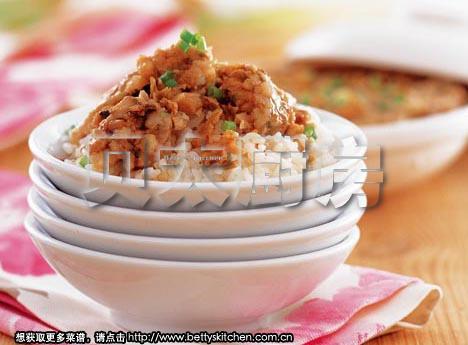 梅菜肉饼煲仔饭的做法