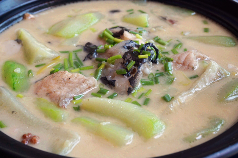 鱼头丝瓜汤的做法