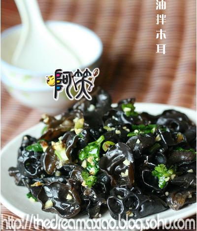 葱油拌木耳的做法