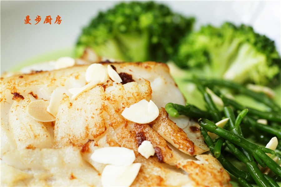 香煎银鳕鱼配杏仁西兰花泥的做法