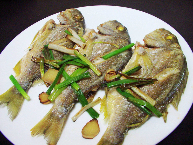 葱姜香煎鱼的做法