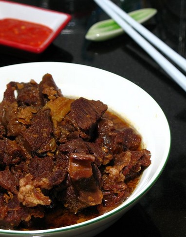 黄焖牛腩的做法