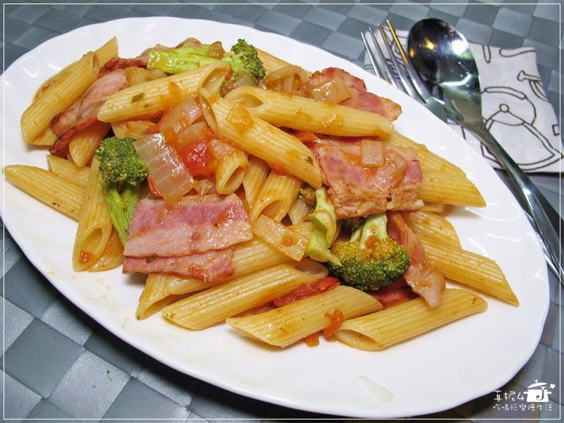 蕃茄培根斜管义大利面的做法
