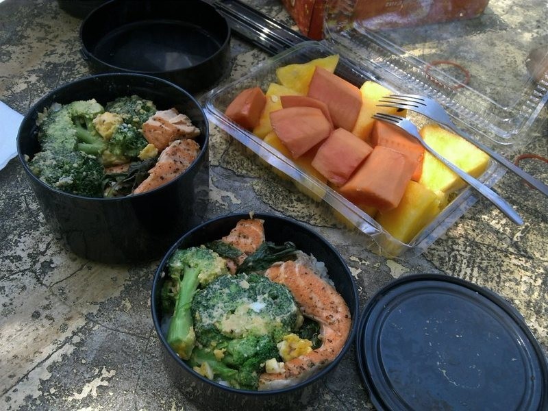 意大利香料煎鲑鱼&金沙花椰菜的做法