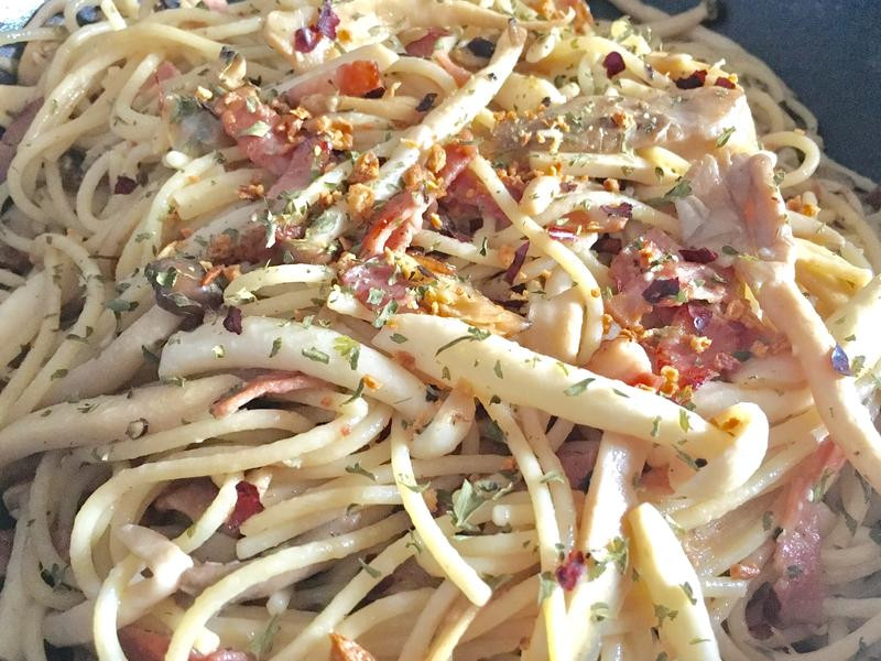 烟肉蚬肉杂菌炒意粉的做法