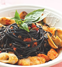 茄汁海鲜墨鱼面的做法