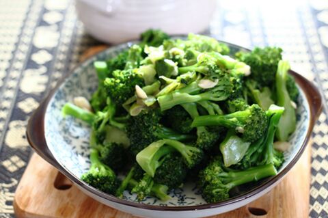 大蒜清炒西兰花的做法