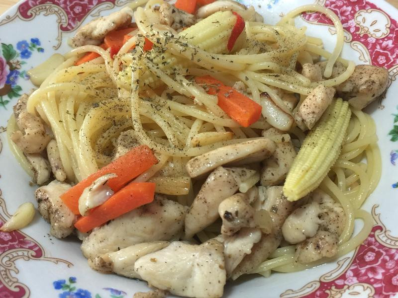 清炒蒜香鸡肉义大利面的做法