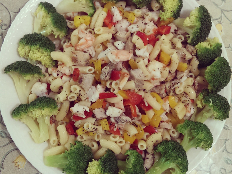 鸡肉虾仁通心粉沙拉的做法