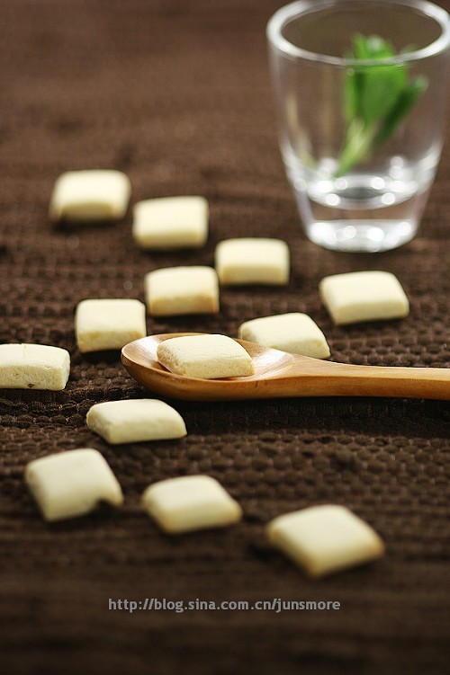 【牛奶方块小饼干】的做法