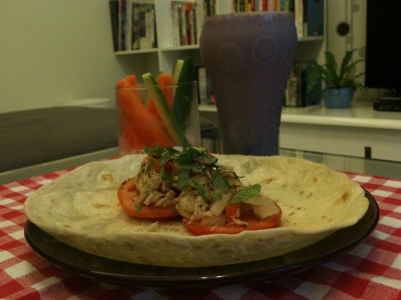 香草鲜蔬鲔鱼卷、蔬菜棒佐枫糖优格的做法