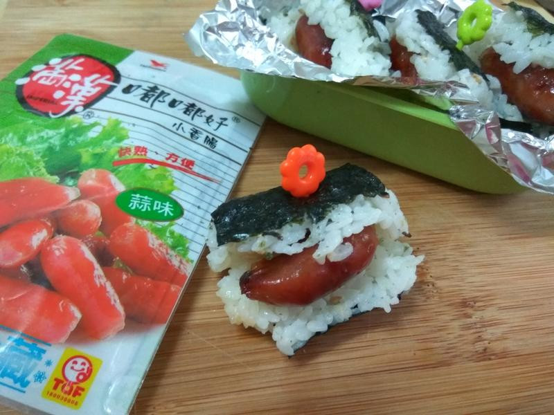 小口香肠饭团的做法