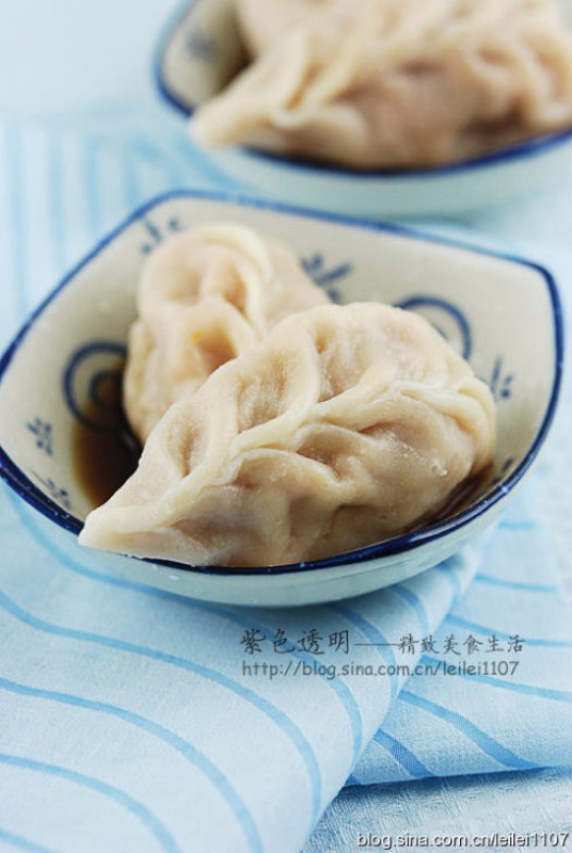 香辣豆豉圆白菜胡萝卜馅变色水饺的做法