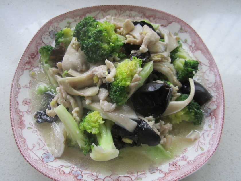 西兰花平菇木耳肉丝的做法