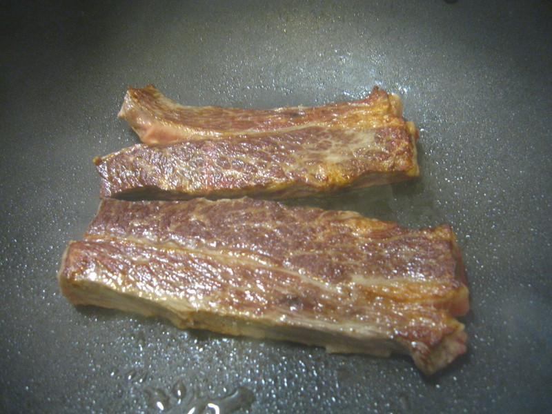 煎牛排,炸蒜片的做法