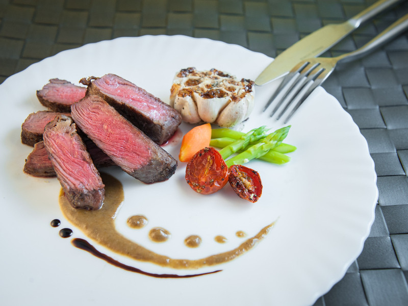 香煎牛翼板佐蒜香红酒酱的做法