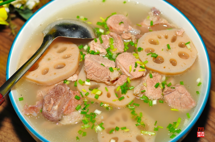 莲藕排骨汤的做法