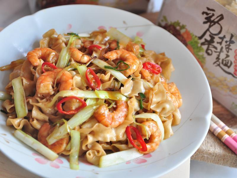 广东酱烧虾煨面的做法