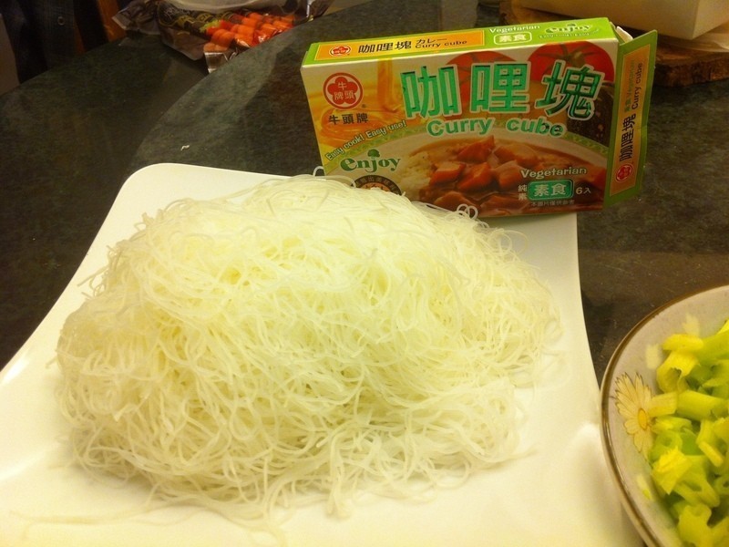 咖哩米粉(牛头牌咖哩块)的做法
