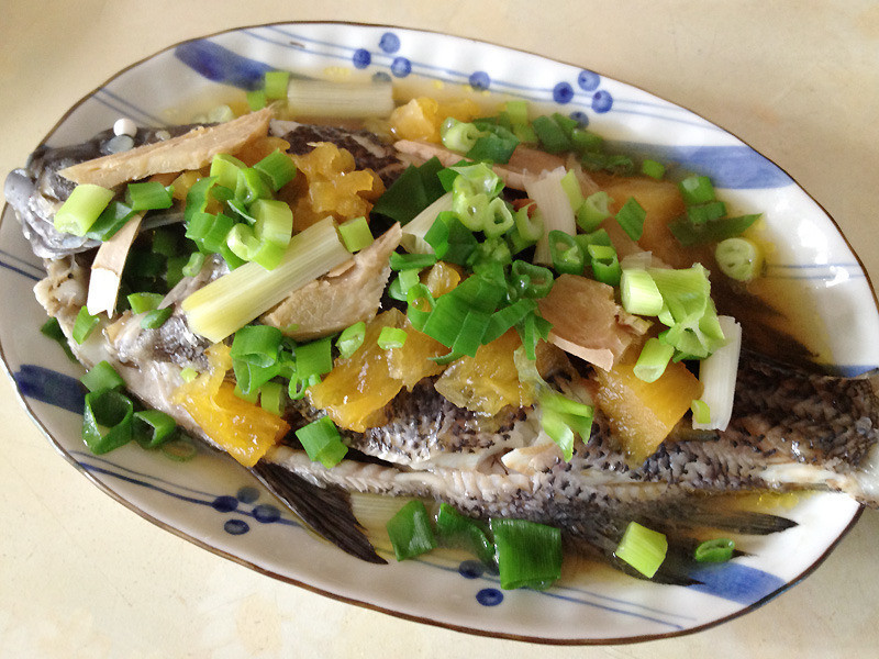 醃凤梨清蒸黑毛鱼的做法