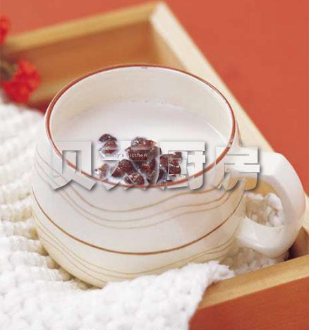 红豆花生炖牛奶的做法